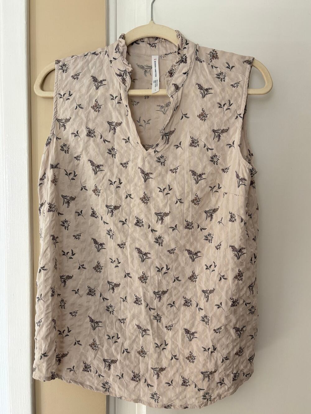 Modern Ambition Cream Floral Sleeveless Blouse Ruffle Neck Large (Fits Medium)